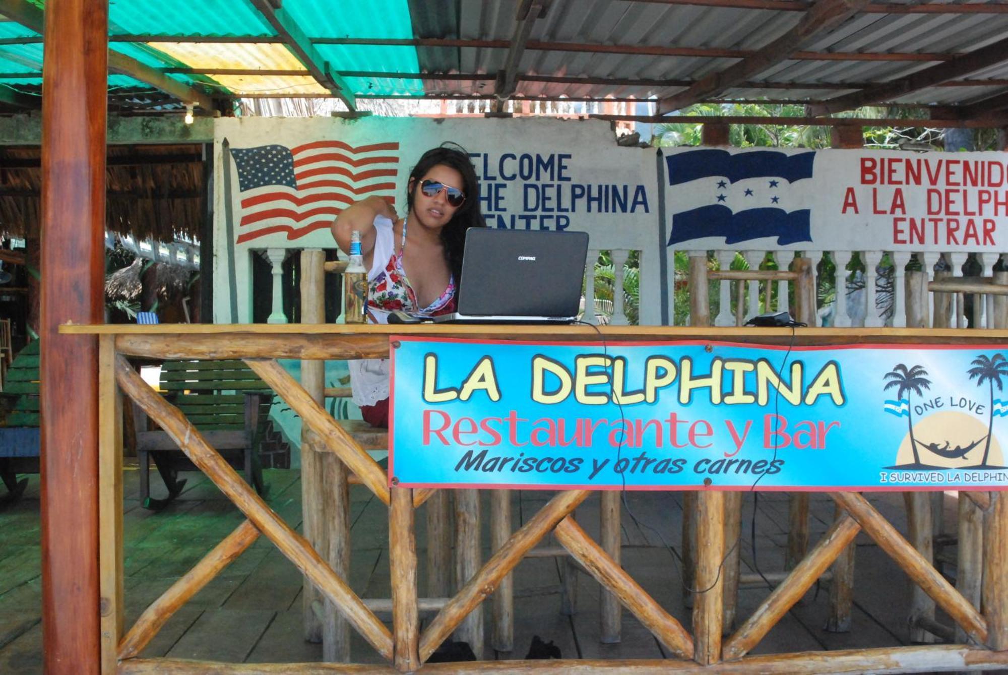 La Delphina Bed And Breakfast Bar And Grill Ла-Сейба Экстерьер фото